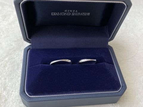 【銀座ダイヤモンドシライシの口コミ】 シンプルながらも上品なデザインで、毎日身につけたくなる結婚指輪です。…