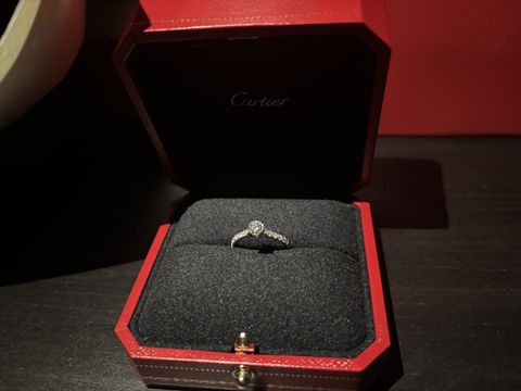 【カルティエ(Cartier)の口コミ】 値段がするだけあって、本当にキラキラ光っています。どこでつけても華や…