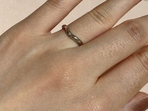 【ティファニー(Tiffany & Co.)の口コミ】 デザインはシンプルですが、女性らしい滑らかで緩やかなカーブが美しい指…
