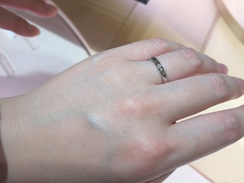 【ティファニー(Tiffany & Co.)の口コミ】 プラチナでストレートの指輪を探してました。一粒ダイヤだと、輝きが物足…