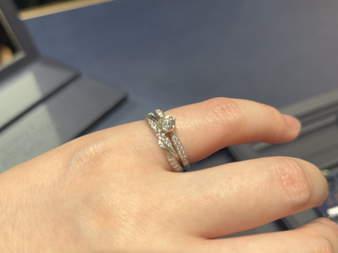 【ROYAL ASSCHER(ロイヤル・アッシャー)の口コミ】 ストレートの指輪で気になったものを出していただきました。エタニティの…