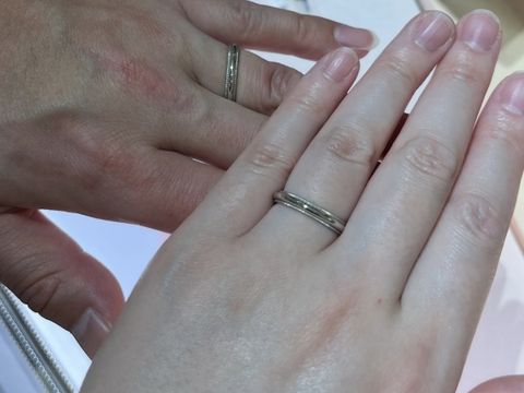 【ティファニー(Tiffany & Co.)の口コミ】 ミル打ちのある婚約指輪をいただいたため、重ね付けにどうかな、と試着し…