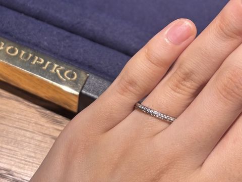 【LOVE NOTESの口コミ】 ダイヤモンドの部分とミル打ちの部分で2色展開されているデザインが気に入…