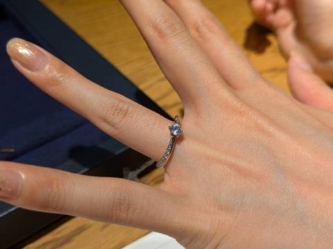 【PORTADA(ポルターダ)の口コミ】 指輪の自然なウェーブの上にダイヤモンドが散りばめられていて上品な輝き…