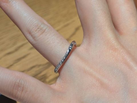 【PORTADA(ポルターダ)の口コミ】 細めのウェーブがねじられたデザインで、ねじり部分の左右にダイヤモンド…