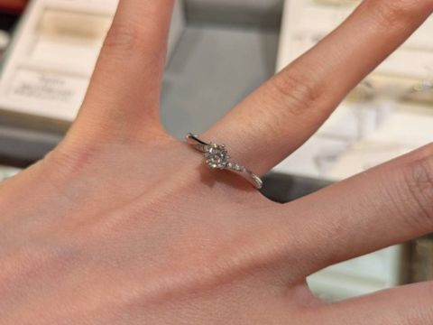 【ケイウノ ブライダル(K.UNO BRIDAL)の口コミ】 ダイヤモンドを左右から包み込むようなデザインが、パッと見た瞬間におし…