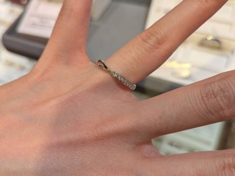 【ケイウノ ブライダル(K.UNO BRIDAL)の口コミ】 中央でねじられた、くびれのようなデザインがとてもおしゃれです。くびれ…