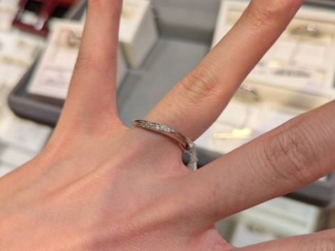 【ケイウノ ブライダル(K.UNO BRIDAL)の口コミ】 リングの形状は婚約指輪の重ねづけがしやすいデザインでありながら、ウェ…