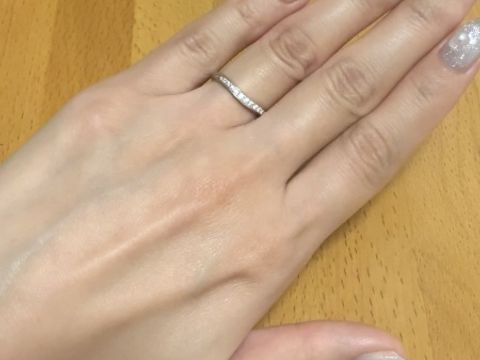 【ラザール ダイヤモンド(LAZARE DIAMOND)の口コミ】 Ｖ字アームにラインメレのデザインで、表一面にダイヤが敷き詰められてお…