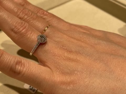 【和光ブライダルブティックギンザの口コミ】 デザインが特徴的です。中央の一粒ダイヤモンドの周りをメレダイヤモンド…