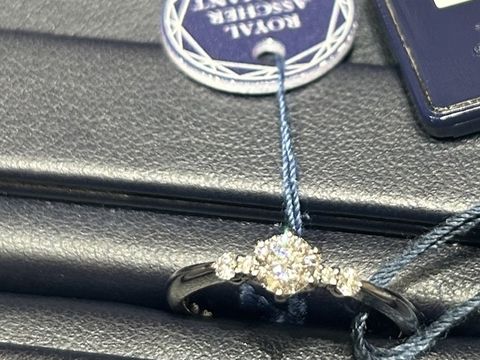 【ROYAL ASSCHER(ロイヤル・アッシャー)の口コミ】 中央のダイヤモンドが目立ち、飽きなのこないオーソドックスなデザインを…