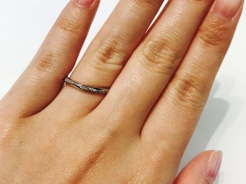 【CAFERING(カフェリング)の口コミ】 キラキラ感があって、でも派手じゃなく、指が綺麗に見える結婚指輪を探し…