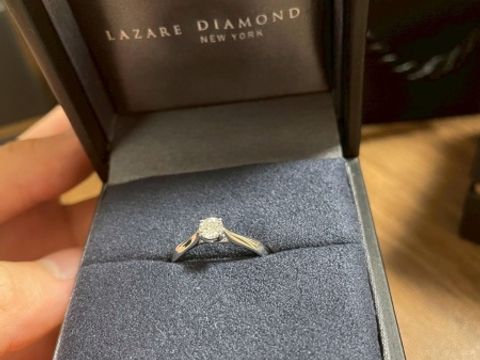 【ラザール ダイヤモンド(LAZARE DIAMOND)の口コミ】 婚約指輪は、立体感を求めました。
使いやすく、かつ立体感があって飾って…
