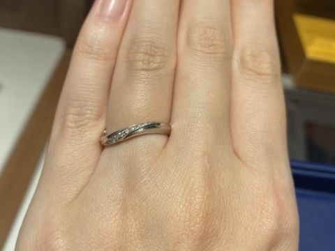 【銀座ダイヤモンドシライシの口コミ】 ストレートタイプとウェーブタイプどちらも試着してみて、しっくりきたの…