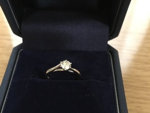 【銀座ダイヤモンドシライシの口コミ】 セミオーダーメイドで、土台とダイアモンドを組み合わせて自分だけのリン…