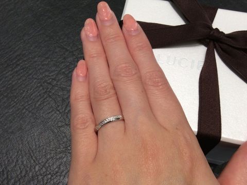 【LUCIE(ルシエ)の口コミ】 婚約指輪と同じブランドで選びました。手が大きく、指輪がこじんまりして…