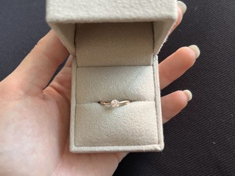 【mina.jewelry(ミナジュエリー)の口コミ】 ダイヤのカットが綺麗で、ダイヤ部分にむけた絞りが気に入りました。婚約…