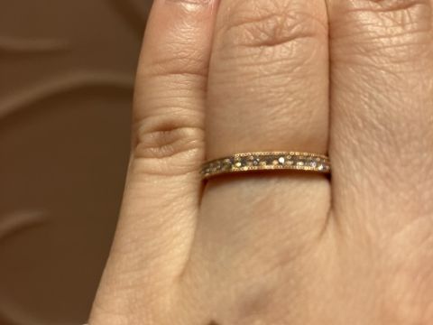 【ケイウノ ブライダル(K.UNO BRIDAL)の口コミ】 ハーフエタニティのデザイン。とてもキラキラしていて可愛いです。
両端は…