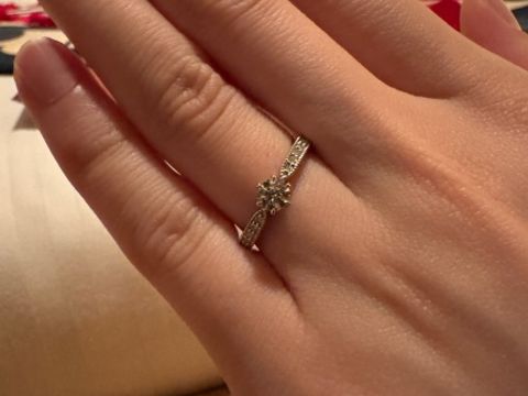 【アイプリモ(I-PRIMO)の口コミ】 価格は不明ですが真ん中のダイヤの横に小さいダイヤが周りについていてキ…