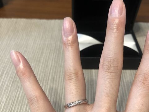 【エクセルコダイヤモンド(EXELCO DIAMOND)の口コミ】 指輪の色や細さなどはオーソドックスで一見シンプルなデザインですが、ウ…