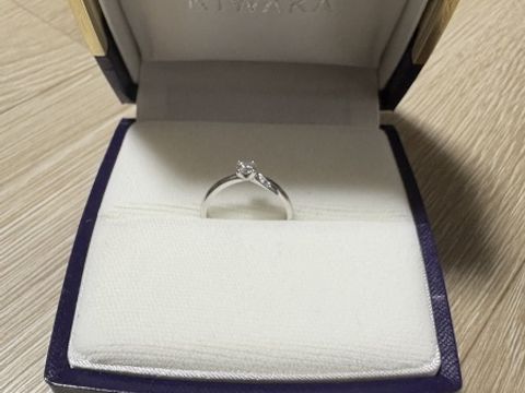 【俄(にわか)の口コミ】 ダイヤが小さくもなく大きくもなくちょうどよく綺麗に見えるデザインがと…