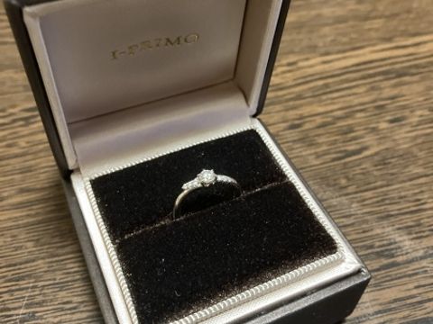 【アイプリモ(I-PRIMO)の口コミ】 華やかな指輪が欲しくて、大きめのダイヤのサイドに小さいダイヤが並んで…