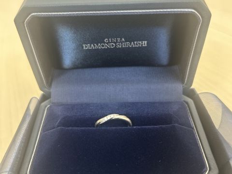 【銀座ダイヤモンドシライシの口コミ】 シンプルなデザインの中に、ねじりスタイルになっており、おしゃれさがあ…