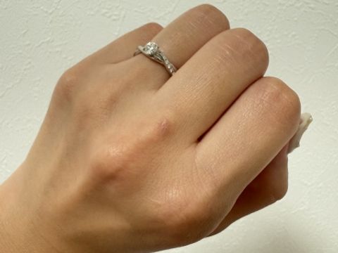 【ラザール ダイヤモンド(LAZARE DIAMOND)の口コミ】 「 永遠に続く愛 」を表現しているようです。
上下から波打つようなデザイ…