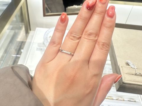 【4℃ BRIDAL(ヨンドシーブライダル)の口コミ】 ダイヤが多めなもので一緒に探していただきました。シンプルで日常的使い…