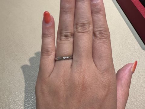 【カルティエ(Cartier)の口コミ】 指輪を探し始めた時に、初めに気になっていたリングでした。ゆるやかなカ…