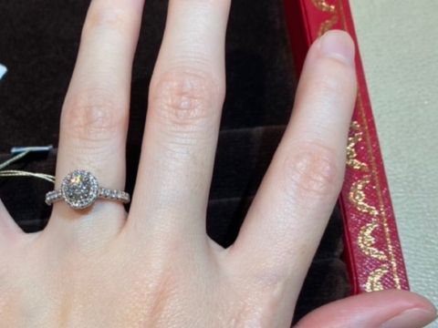 【カルティエ(Cartier)の口コミ】 ダイヤの周りにダイヤがついているデザインがよく、カルティエの場合はデ…