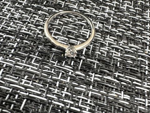 【銀座ダイヤモンドシライシの口コミ】 結婚指輪にも合わせやすくするため、比較的シンプルなデザインを採用しま…