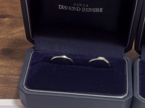 【銀座ダイヤモンドシライシの口コミ】 【指輪のデザイン】
とにかくシンプルで着け心地がいい。違和感が全くない…