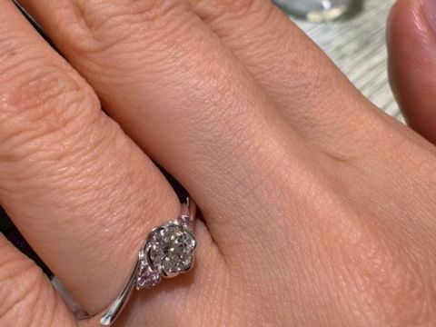 【TRECENTI(トレセンテ)の口コミ】 希少価値の高いピンクダイヤモンドを使用している点と、お花の個性的なか…