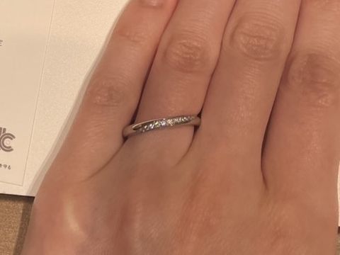 【ラザール ダイヤモンド(LAZARE DIAMOND)の口コミ】 わたしの指は、みずかきが深いので、指輪を装着したときにリングが斜めに…