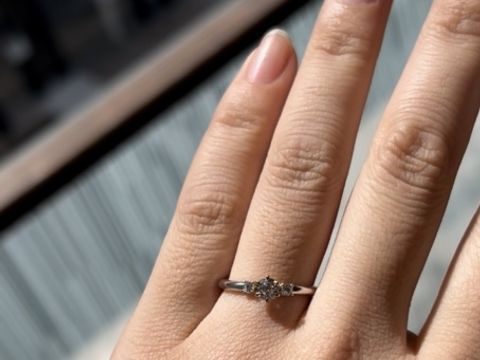 【JKPLANET(JKプラネット)の口コミ】 色々とつけてみて、ときめいたのが、真ん中にダイヤを置いて、それを小さ…