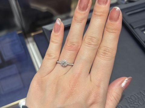 【ROYAL ASSCHER(ロイヤル・アッシャー)の口コミ】 他ブランドで見たセンターダイヤに取り巻きのあるこのデザインに惚れたた…