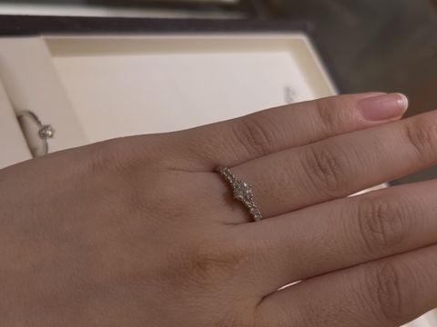 【CHARMY(チャーミー)の口コミ】 まずはメレデザインであること。
よくある3つのダイヤではなく、より多く…