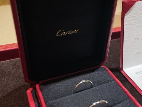 【カルティエ(Cartier)の口コミ】 仕事で着用していても邪魔にならないようなシンプルなデザイン。妻側は一…