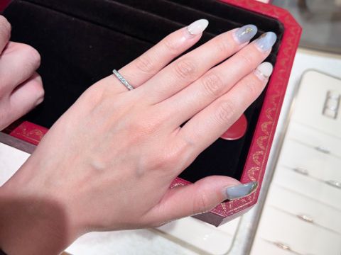 【カルティエ(Cartier)の口コミ】 繊細なダイヤの輝きが美しかったので試着させて頂きました。シンプルの中…