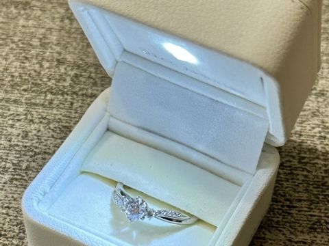 【STAR JEWELRY(スタージュエリー)の口コミ】 真ん中に輝くダイヤと、斜めのライン上に小さなダイヤが配置されている構…