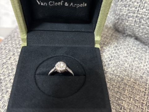 【ヴァン クリーフ＆アーペル(Van Cleef & Arpels)の口コミ】 0.3ct.ですが、周りにもダイヤがあるため大きく見えます。小さなダイヤの…