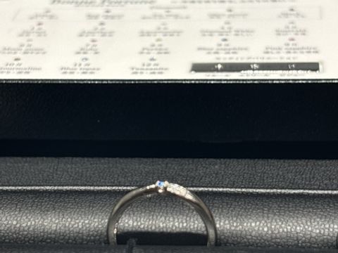 【エクセルコダイヤモンド(EXELCO DIAMOND)の口コミ】 真ん中のダイヤが爪留めなので横から見ると綺麗で可愛い。エタニティに憧…