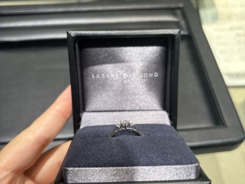 【ラザール ダイヤモンド(LAZARE DIAMOND)の口コミ】 ダイヤを留めるサイドの爪がとても細くなっている分、ダイヤモンドが側面…
