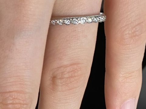 【アイプリモ(I-PRIMO)の口コミ】 ハーフエタニティのデザインですが、一つ一つのダイヤに沿った丸みのある…