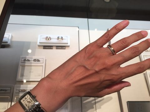 【N.Y.NIWAKA(ニューヨークニワカ)の口コミ】 ゴールドと、プラチナ部分と、二色使いが楽しめ、ダイヤモンドがぐるりと…