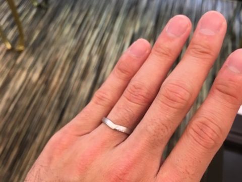 【JEWELRY  KAMATA(ジュエリーかまた)の口コミ】 シンプルなV字のリングにマット加工がしてあり、高級感が感じられます。
…