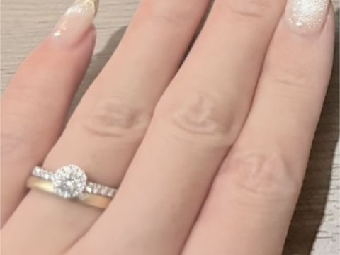 【ROYAL ASSCHER(ロイヤル・アッシャー)の口コミ】 結婚指輪はシンプルなものがいいと思っていたため、ダイヤは無しで考えて…