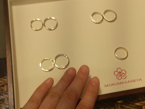 【杢目金屋(もくめがねや)の口コミ】 指輪のデザインは木目調と桜です。
1本の金属から二つの指輪を製作する為…