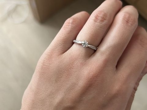 【銀座ダイヤモンドシライシの口コミ】 シンプルなデザインが中央のダイヤモンドの輝きを引き立ててくれます。ダ…